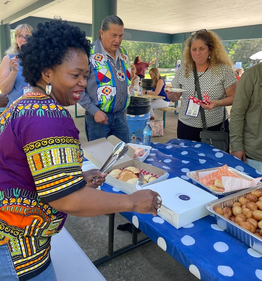 femme africaine  rassemblement-communautaire-en plein air-alimentation-connexion-diversité-inclusion