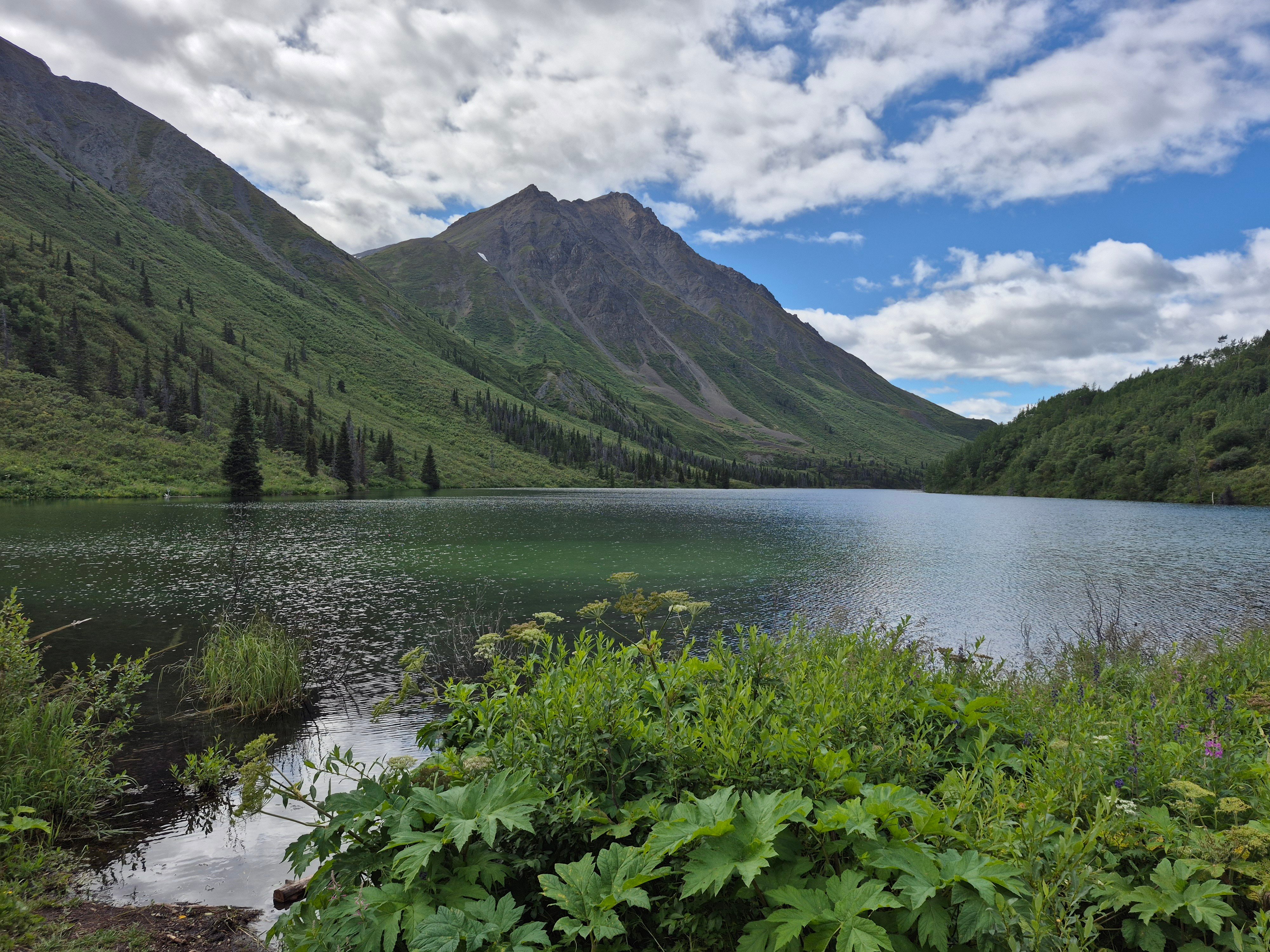 Un magnifique paysage du Yukon avec un lac et des montagnes