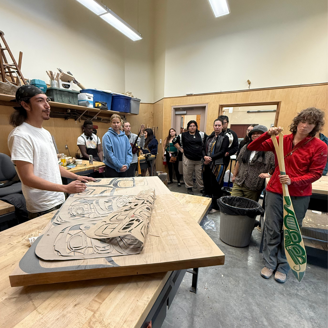 L'artiste Jai Reid démontre sa pratique aux membres de Howl au Centre culturel Da Ku