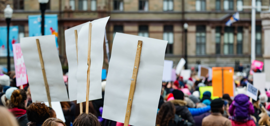 Un groupe de manifestants brandit des pancartes lors d’une manifestation