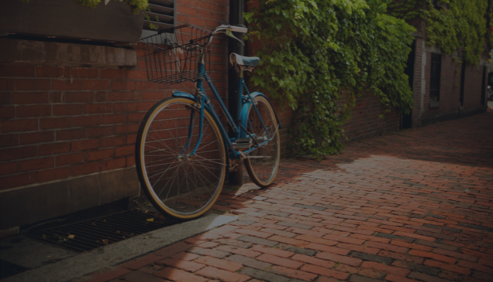 vélo bleu sur une rue connexe