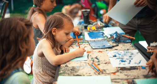 Libérer l’expression des jeunes grâce à une méthode évaluative basée sur les arts