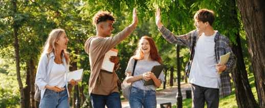 Quatre jeunes gens marchant et riant ensemble