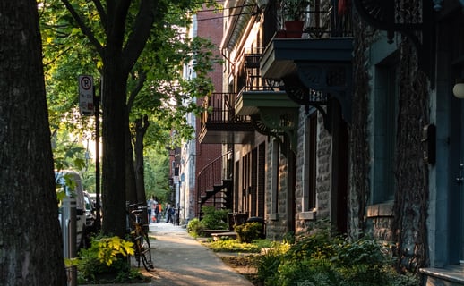Une rue de Montréal avec des maisons et des arbres