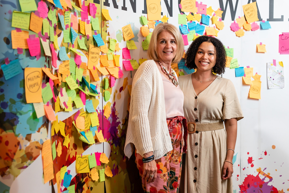 deux-femmes-debout-souriant-tamarack-apprentissage-mur-diversité