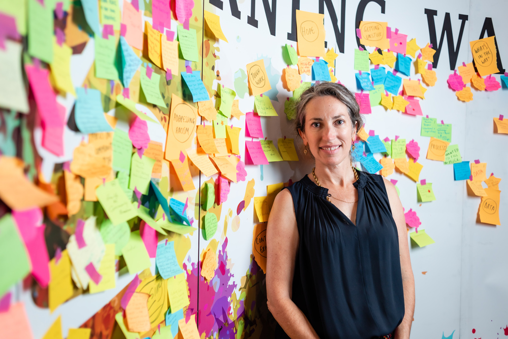 femme-sourire-institut tamarack-apprendre-mur-idées-colorées