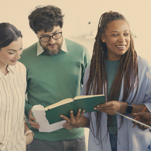 un groupe multiculturel de collaborateurs en discussions